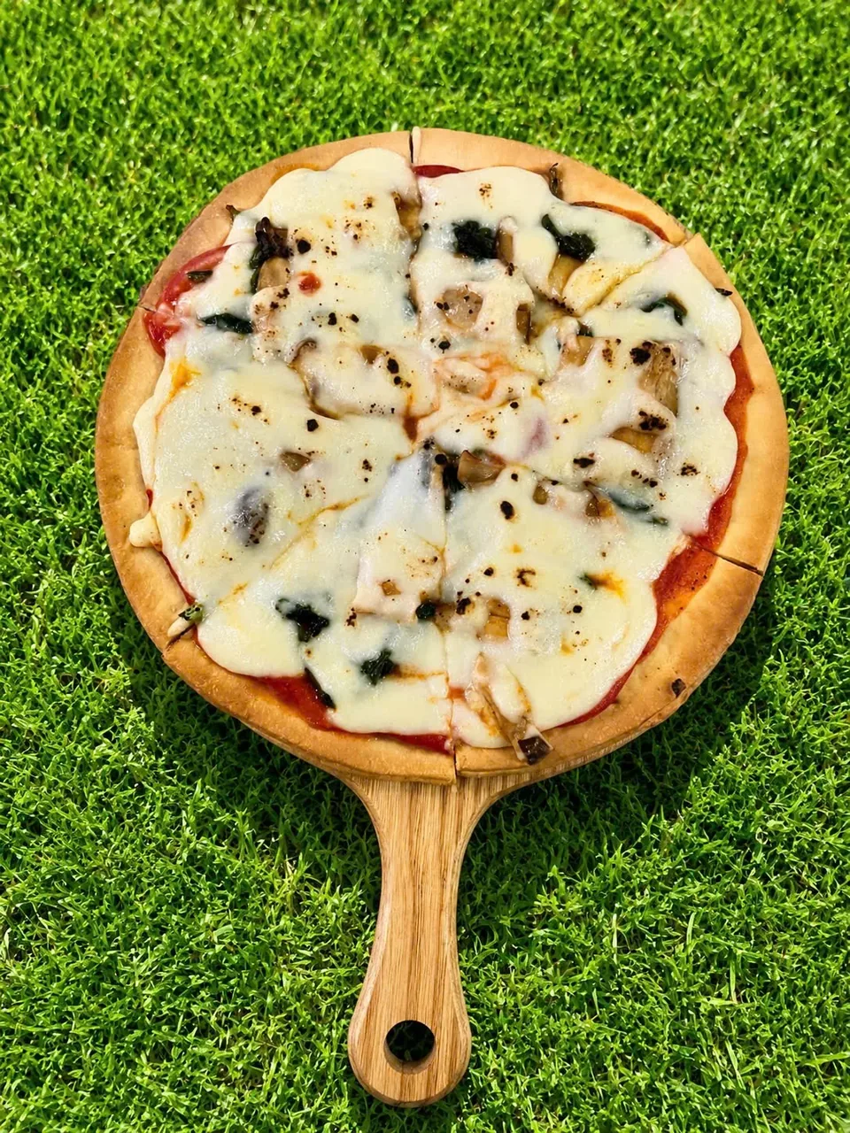 Spinach mushroom & garlic pizza